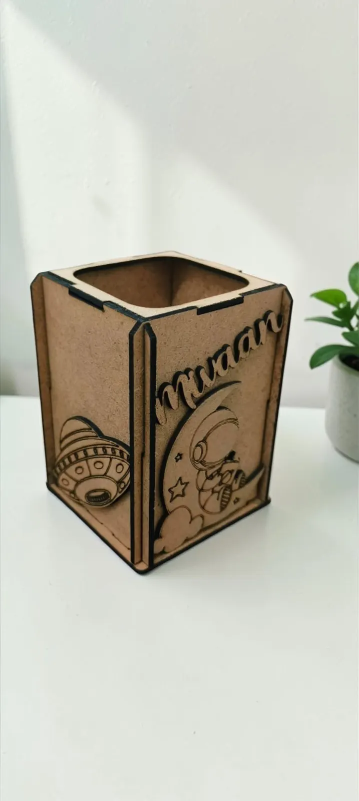 Puzzle pen stand