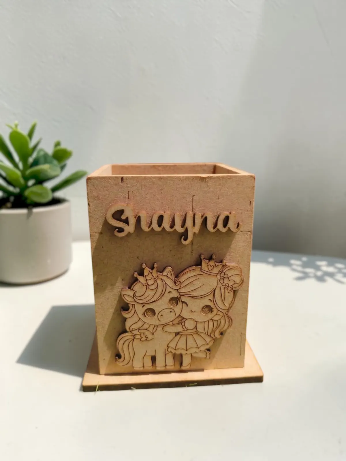 Regular pen stand