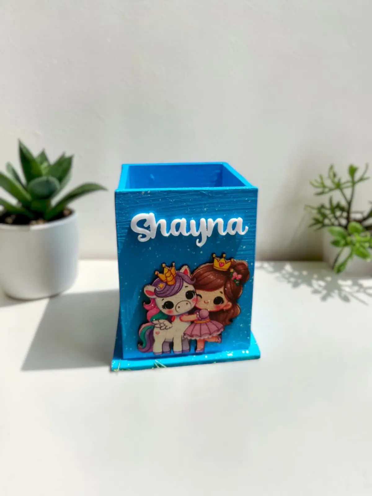 Regular pen stand